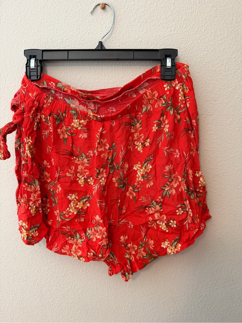 American Eagle Outfitters Red Floral Tie-Waist High-Rise Shorts/skorts